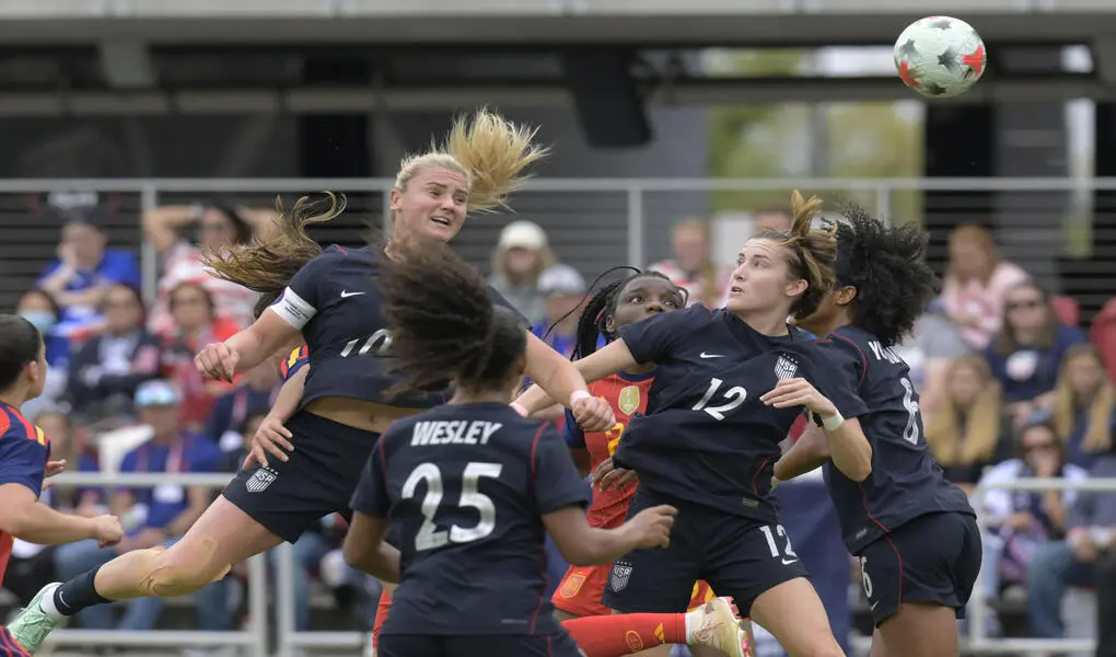 FOTOGRAFÍA. WASHINGTON, 10 DE OCTUBRE DE 2026. Lindsey Heaps (i), de Estados Unidos, cabecea el balón en un partido amistoso entre las selecciones femeninas de Estados Unidos y España en el estadio Audi Field en Washington (EE.UU). EFE