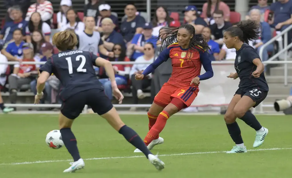 FOTOGRAFÍA. WASHINGTON, 10 DE OCTUBRE DE 2026. Kennedy Wesley (d), de Estados Unidos, disputa el balón con Salma Paralluelo (c), de España, en un partido amistoso entre las selecciones femeninas de Estados Unidos y España en el estadio Audi Field en Washington (EE.UU). EFE