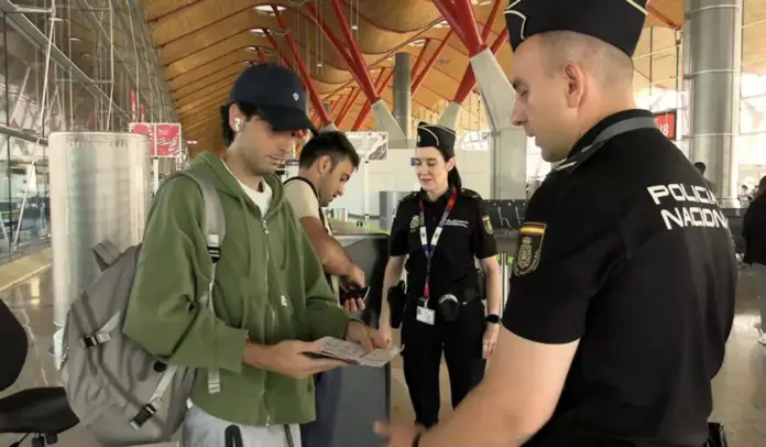 España e Italia acuerdan retirar los controles fronterizos activados por la invasión marroquí de Ceuta FOTOGRAFÍA. BARCELONA, 22 DE OCTUBRE DE 2026. Agentes del Cuerpo Nacional de la Policía durante un control aleatorio en el Aeropuerto de El Prat, en Barcelona. EFE
