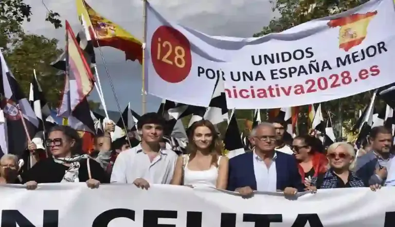 FOTOGRAFÍA. BARCELONA, 12 DE OCTUBRE DE 2026. El presidente de la asociación juvenil catalana S'ha Acabat!, Hugo González Escarpa (3 i), y la responsable de Relaciones Institucionales de la formación patriota, Martina Coral (4 i), han presidido la cabecera de la manifestación constitucionalista de los catalanes con motivo del Día de la Hispanidad y Fiesta nacional de España celebrada en el paseo de Gràcia de Barcelona bajo el lema «Cataluña con Ceuta. Una misma España», todos ellos sosteniendo la pancarta que lideró la marcha de apoyo a la ciudad autónoma española del norte de África ante invasión marroquí. Lasvocesdelpueblo (Ñ Pueblo).