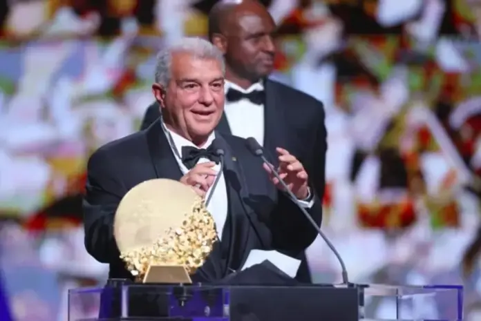 Éxito del fútbol español El Barcelona elegido mejor club femenino del planeta en Londres FOTOGRAFÍA. LONDRES, 26 DE OCTUBRE DE 2026. El presidente del Barcelona Joan Laporta recibe el trofeo que acredita al Barcelona como el mejor equipo femenino del mundo en la gala del Balón de Oro en el London Palladium Theatre, Gran Bretaña, Reino Unido. EFE