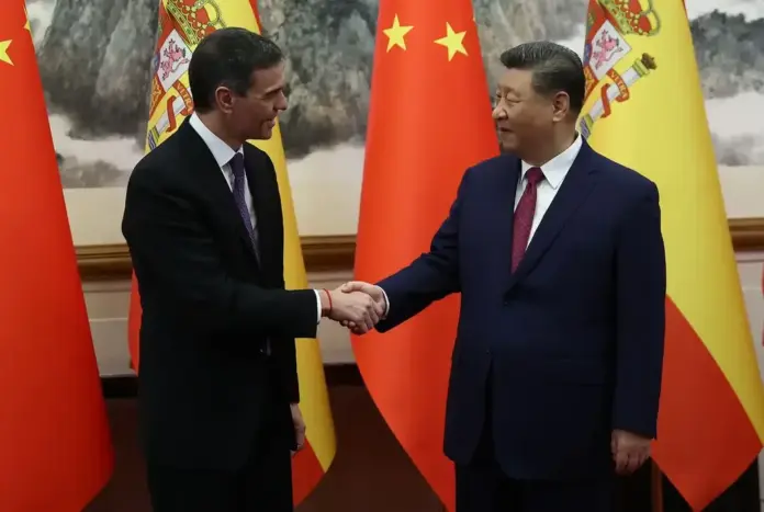 FOTOGRAFÍA. PEKÍN (REPUBLICA POPULAR CHINA), 11 DE ABRIL DE 2025. España y el régimen comunista de la República Popular China acuerdan facilitar la exportación de productos españoles y refuerzan la cooperación en ciencia, educación y cultura. El presidente del Gobierno, Pedro Sánchez Pérez-Castejón (i), y el presidente de la República Popular China, Xi Jinping (d), conversan durante su encuentro. Lasvocesdelpueblo (Ñ Pueblo)