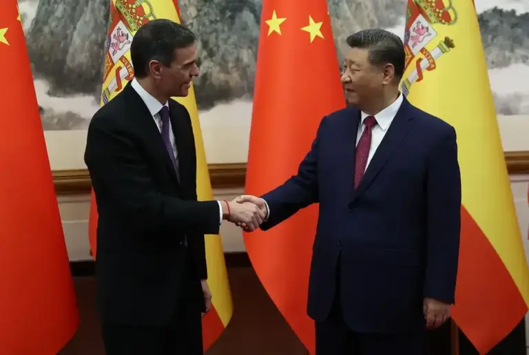 FOTOGRAFÍA. PEKÍN (REPUBLICA POPULAR CHINA), 11 DE ABRIL DE 2025. España y el régimen comunista de la República Popular China acuerdan facilitar la exportación de productos españoles y refuerzan la cooperación en ciencia, educación y cultura. El presidente del Gobierno, Pedro Sánchez Pérez-Castejón (i), y el presidente de la República Popular China, Xi Jinping (d), conversan durante su encuentro. Lasvocesdelpueblo (Ñ Pueblo)