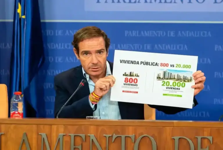 FOTOGRAFÍA. SEVILLA, 07 DE OCTUBRE DE 2026. El portavoz del Grupo Parlamentario de Vox en el Parlamento de Andalucía, Javier Cortés Lucena, registrado este miércoles durante una rueda de prensa en sede parlamentaria andaluza. Lasvocesdelpueblo (Ñ Pueblo)
