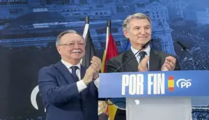 FOTOGRAFÍA. CEUTA, 07 DE OCTUBRE DE 2026. El presidente del Partido Popular, Alberto Núñez Feijóo, y el presidente de la Ciudad Autónoma de Ceuta, Juan Jesús Vivas, durante su intervención dentro de la visita del primero a la ciudad autónoma este miércoles en el Centro Cultural de la antigua Estación del Ferrocarril de Ceuta. EFE