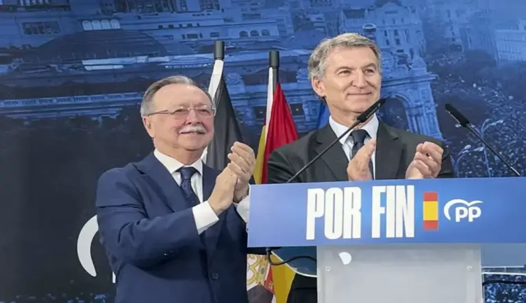 FOTOGRAFÍA. CEUTA, 07 DE OCTUBRE DE 2026. El presidente del Partido Popular, Alberto Núñez Feijóo, y el presidente de la Ciudad Autónoma de Ceuta, Juan Jesús Vivas, durante su intervención dentro de la visita del primero a la ciudad autónoma este miércoles en el Centro Cultural de la antigua Estación del Ferrocarril de Ceuta. EFE