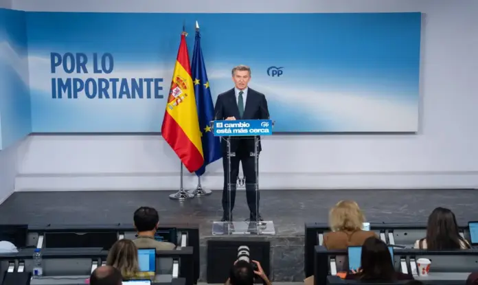 Feijóo sitúa la encrucijada del 29N «O corrupción o decencia» FOTOGRAFÍA. MADRID, 05 DE OCTUBRE DE 2026. El presidente del Partido Popular y jefe de la oposición en España, Alberto Núñez Feijóo, ha comparecido este lunes en declaración institucional desde la sede nacional de su formación, ubicada en la calle Génova 13 de Madrid. Lasvocesdelpueblo (Ñ Pueblo)