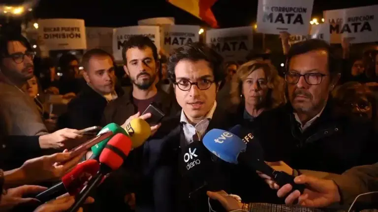 FOTOGRAFÍA. MADRID, 28 D EOCTUBRE DE 2026. El portavoz nacional de Economía, Energía y Desregulación de Vox, José María Figaredo Álvarez-Sala, junto al secretario general de Solidaridad, Jordi Albert de la Fuente Miró, el portavoz nacional de Vox, José Antonio Fúster Lamela, y el portavoz nacional de Vivienda, Carlos Hernández Quero, participa en el minuto de silencio en memoria a las 68 víctimas mortales de la tragedia ferroviaria de Urda. Lasvocesdelpueblo (Ñ Pueblo)