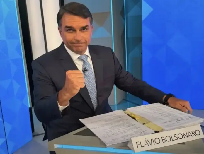 FOTOGRAFÍA. BRASILIA, 24 OCTUBRE DE 2026. En la imagen el aspirante de la formación patriota brasileña Partido Liberal (PL), Flávio Nantes Bolsonaro, durante una debate lectoral con el candidato oficialista zurdo del partido comunista Partido de los Trabajadores (PT), Luiz Inácio Lula da Silva. Lasvocesdelpueblo (Ñ Pueblo) 