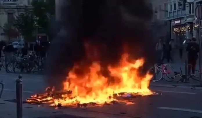 Francia arde bajo el caos desatado por las hordas de la ultraizquierda y el multiculturalismo (2) FOTOGRAFÍA. PARÍS, 19 DE OCTUBRE DE 2026. Un grupo de manifestantes encapuchados de ultraizquierda arroja objetos contundentes contra una línea de agentes de las fuerzas del orden rodeados de humo de gases lacrimógenos y fuegos provocados en la vía pública. Lasvocesdelpueblo (Ñ Pueblo)