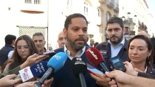 FOTOGRAFÍA. ZARAGOZA, 25 D EOCTUBRE DE 2026. El secretario general de Vox y presidente del Grupo Parlamentario de Vox en el Parlament de Catalunya, Ignacio Garriga Vaz de Conceiçao, acompañado por el Vicepresidente primero del Gobierno de Aragón, Consejero de Desregulación, Bienestar Social y Familia del Ejecutivo autonómico y Vocal del Comité Ejecutivo Nacional (CEN) de Vox, Alejandro Nolasco Asensio, atiende a los medios de comunicación en Zaragoza. Lasvocesdelpueblo (Ñ Pueblo)