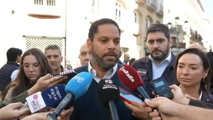 Garriga avisa «El 29N nos jugamos o el caos del PSOE o la restitución del orden con Vox» FOTOGRAFÍA. ZARAGOZA, 25 D EOCTUBRE DE 2026. El secretario general de Vox y presidente del Grupo Parlamentario de Vox en el Parlament de Catalunya, Ignacio Garriga Vaz de Conceiçao, acompañado por el Vicepresidente primero del Gobierno de Aragón, Consejero de Desregulación, Bienestar Social y Familia del Ejecutivo autonómico y Vocal del Comité Ejecutivo Nacional (CEN) de Vox, Alejandro Nolasco Asensio, atiende a los medios de comunicación en Zaragoza. Lasvocesdelpueblo (Ñ Pueblo)