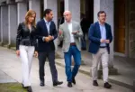 FOTOGRAFÍA. EL ESCORIAL, 17 DE OCTUBRE DE 2026. De izquierda a derecha: la portavoz nacional de Agenda España de Vox y portavoz del Grupo Parlamentario de Vox en la Asamblea de Madrid, Isabel Pérez-Moñino-Aranda; el secretario general de Vox, número dos de esta formación verde y presidente del Grupo Parlamentario de Vox en el Parlamento de Cataluña, Ignacio Garriga Vaz de Conceiçao; el jefe de los servicios jurídicos nacionales de Vox, jefe de la Delegación de Vox en Bruselas y eurodiputado de Patriots for Europe en la Eurocámara, Jorge Buxadé Villalba; y el presidente del Comité Ejecutivo Provincial (CEP) de Vox en Madrid, diputado en la Asamblea de Madrid y portavoz nacional de Bambú 12 (sede de Vox), José Antonio Fuster Lamelas, acudiendo este sábado al acto de El Escorial. Los cuatro dirigentes de la formación verde caminan juntos en actitud de debate por un espacio abierto con columnas de piedra de la institución madrileña, coordinando la estrategia política ante la inminente cita con las urnas del 29 de noviembre. Lasvocesdelpueblo (Ñ Pueblo).