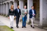FOTOGRAFÍA. EL ESCORIAL, 17 DE OCTUBRE DE 2026. De izquierda a derecha: la portavoz nacional de Agenda España de Vox y portavoz del Grupo Parlamentario de Vox en la Asamblea de Madrid, Isabel Pérez-Moñino-Aranda; el secretario general de Vox, número dos de esta formación verde y presidente del Grupo Parlamentario de Vox en el Parlamento de Cataluña, Ignacio Garriga Vaz de Conceiçao; el jefe de los servicios jurídicos nacionales de Vox, jefe de la Delegación de Vox en Bruselas y eurodiputado de Patriots for Europe en la Eurocámara, Jorge Buxadé Villalba; y el presidente del Comité Ejecutivo Provincial (CEP) de Vox en Madrid, diputado en la Asamblea de Madrid y portavoz nacional de Bambú 12 (sede de Vox), José Antonio Fuster Lamelas, acudiendo este sábado al acto de El Escorial. Los cuatro dirigentes de la formación verde caminan juntos en actitud de debate por un espacio abierto con columnas de piedra de la institución madrileña, coordinando la estrategia política ante la inminente cita con las urnas del 29 de noviembre. Lasvocesdelpueblo (Ñ Pueblo).