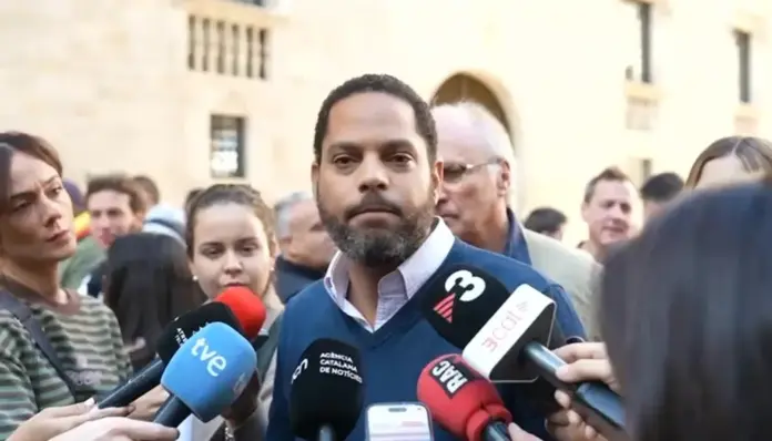 Garriga sacude Barcelona el 12-O «El 29N elegimos entre civilización o barbarie» FOTOGRAFÍA. BARCELONA, 12 DE OCTUBRE DE 2026. El secretario general de Vox y presidente del Grupo Parlamentario de la formación verde en el Parlament de Catalunya, Ignacio Garriga Vaz de Conceiçao (en la imagen); arropado por el excandidato por Barcelona al Congreso, Juan José Aizcorbe Torra; el presidente del CEP provincial y portavoz en la cámara autonómica, Joan Garriga Doménech; y la portavoz nacional de Juventud y diputada, Julia Calvet Puig; atiende a los medios de comunicación antes de participar en el acto público de su formación en Plaza del rey, en Barcelona. Los dirigentes de la organización patriota junto a los simpatizantes y militantes verdes acudirán después a la manifestación convocada por la sociedad civil en el Paseo de Gracia de Barcelona. Lasvocesdelpueblo (Ñ pueblo)