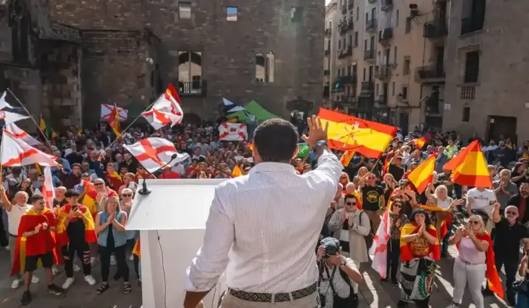 FOTOGRAFÍA. BARCELONA, 12 DE OCTUBRE DE 2026. El secretario general de Vox y presidente del Grupo Parlamentario de la formación verde en el Parlament de Catalunya, Ignacio Garriga Vaz de Conceiçao (en la imagen); arropado por el excandidato por Barcelona al Congreso, Juan José Aizcorbe Torra; el presidente del CEP provincial y portavoz en la cámara autonómica, Joan Garriga Doménech; y la portavoz nacional de Juventud y diputada, Julia Calvet Puig; atiende a los medios de comunicación antes de participar en el acto público de su formación en Plaza del rey, en Barcelona. Los dirigentes de la organización patriota junto a los simpatizantes y militantes verdes acudirán después a la manifestación convocada por la sociedad civil en el Paseo de Gracia de Barcelona. Lasvocesdelpueblo (Ñ pueblo)