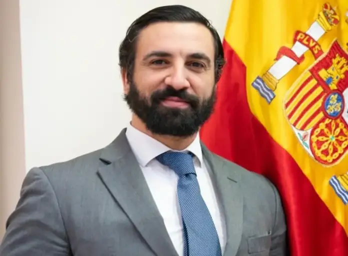 González-Robatto encabeza la lista de Vox por Granada ante el 29N FOTOGRAFÍA. GRANADA, 22 DE OCTUBRE DE 2026. Jacobo González-Robatto Perote (Madrid, 14 de octubre de 1987), licenciado en Administración y Dirección de Empresas por CUNEF y cuenta con un MBA Full Time en Business Administration por el IESE Business School, nombrado como cabeza de lista por la circunscripción de Granada para las elecciones generales anticipadas al Congreso de los Diputados del próximo domingo 29 de noviembre de 2026 (29N). Lasvocesdelpueblo (Ñ Pueblo)