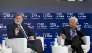 FOTOGRAFÍA. ILLA DA TOXA, 02 DE OCTUBRE DE 2026. Los expresidentes del Gobierno Mariano Rajoy (i) y Felipe González (d) participan en la mesa redonda 'Dos miradas sobre España' celebrada este viernes en el Foro La Toja, en la Illa da Toxa, el Grove, Pontevedra. EFE