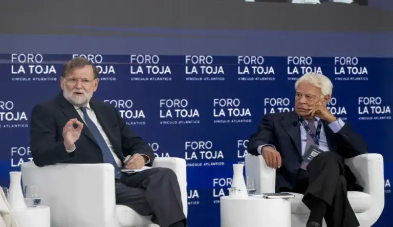 FOTOGRAFÍA. ILLA DA TOXA, 02 DE OCTUBRE DE 2026. Los expresidentes del Gobierno Mariano Rajoy (i) y Felipe González (d) participan en la mesa redonda 'Dos miradas sobre España' celebrada este viernes en el Foro La Toja, en la Illa da Toxa, el Grove, Pontevedra. EFE