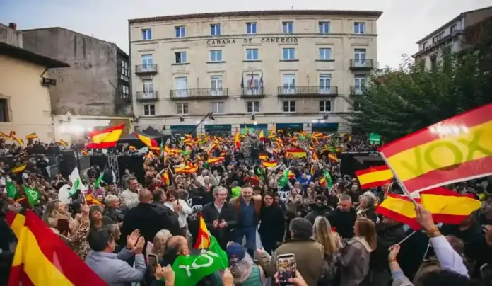 Gran clamor en Avilés por España en el acto de precampaña de Vox de cara al 29N (1) FOTOGRAFÍA. AVILÉS, 21 DE OCTUBRE DE 2026. El candidato de Vox a la Presidencia del Gobierno de España, líder nacional de la formación patriota y presidente de la coalición europea Patriots for Europe, Santiago Abascal Conde, participa en un acto de precampaña en Avilés junto al diputado regional en la Junta General del Principado de Asturias, Javier Jové Sandoval, y a la portavoz de la formación en el Parlamento asturiano, Carolina López Fernández. Lasvocesdelpueblo (Ñ Pueblo)
