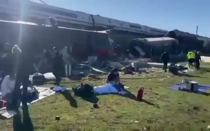 Grave colisión ferroviaria en Urda tras el choque por alcance entre dos trenes de pasajeros (3) FOTOGRAFÍA. URDA, 28 D EOCTUBRE DE 2026. Un grave accidente de tráfico ferroviario ha sacudido a primera hora de este miércoles la provincia de Toledo tras la colisión por alcance entre un tren AVE de Renfe y un convoy de la compañía Iryo en el término municipal de Urda (punto kilométrico 118 del trazado de alta velocidad). Lasvocesdelpueblo (Ñ pueblo)