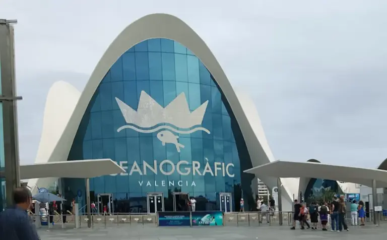 FOTOGRAFÍA. VALENCIA, 04 DE OCTUBRE DE 2026. Vista general del edificio de acceso principal al Oceanogràfic de València, el acuario más grande de la Unión Europea ubicado en el complejo de la Ciudad de las Artes y las Ciencias, donde este domingo se ha registrado una fuerte tensión y división en el movimiento antiespecista. En la explanada exterior de la vanguardista estructura acristalada, diversos visitantes, transeúntes y activistas coinciden durante la jornada de movilización contra el cautiverio animal, la cual ha quedado marcada informativamente por el enfrentamiento interno y las denuncias de boicot entre las plataformas Defensa Animal y València Animal Save. Lasvocesdelpueblo (Ñ Pueblo)