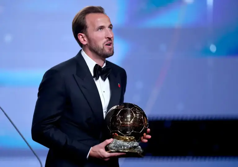 FOTOGRAFÍA. LONDRES, 26 DE OCTUBRE DE 2026. Harry Kane, delantero del Bayern de Múnich y de la selección inglesa, se coronó en Londres con el Balón de Oro. EFE