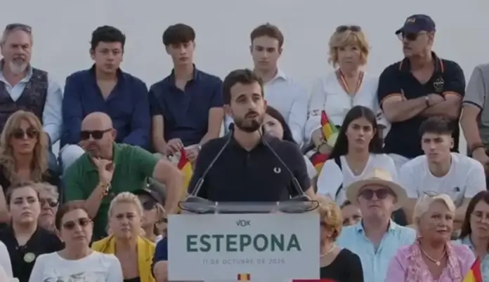 Hernández Quero denuncia la estafa residencial El español siempre va al último FOTOGRAFÍA. ESTEPONA, 11 DE OCTUBRE DE 2026. Perspectiva general que muestra el portavoz de Vivienda, Carlos Hernández Quero, ante un lleno absoluto registrado en el patio principal de conferencias del Sol Marbella Estepona Atalaya Park durante la clausura del multitudinario acto público de Vox en la Costa del Sol. En el estrado principal posan de forma coordinada el presidente del CEP de Málaga, Antonio Sevilla Rodríguez; el vicepresidente segundo y consejero de Turismo, Desregulación, Justicia y Administración Local de la Junta de Andalucía, Manuel Gavira Florentino; y la portavoz parlamentaria nacional María José Rodríguez de Millán Parro ("Pepa Millán"); arropando al candidato a la Presidencia del Gobierno de España, Santiago Abascal Conde. La instantánea plasma a una muchedumbre compacta que abarrota las butacas y los pasillos laterales agitando enseñas nacionales, reflejando el respaldo masivo a las consignas de prioridad nacional y remigración de cara al 29N. Lasvocesdelpueblo (Ñ Pueblo).