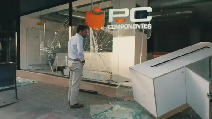 Ignacio Garriga denuncia el terror en Barcelona tras el saqueo de extranjeros y ultraizquierda «Vox o el caos» (2) FOTOGRAFÍA. BARCELONA, 25 DE OCTUBRE DE 2029. El secretario general de Vox y presidente del Grupo Parlamentario de la formación patriótica en el Parlamento de Cataluña, Ignacio Garriga Vaz de Conceiçao, ha visitado este domingo el centro de la Ciudad Condal tras los devastadores incidentes ocurridos durante la noche del sábado 24 de octubre de 2026. Lasvocesdelpueblo (Ñ pueblo)
