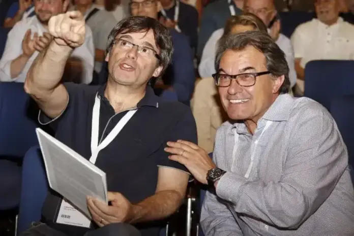 Impunidad total para el separatismo Perdonan el robo del Procés y levantan las fianzas FOTOGRAFÍA. BARCELONA, 8 DE JULIO DE 2026. El presidente de la Generalitat de Catalunya, Carles Puigdemont Casamajó (i); y el expresidente del ejecutivo catalán, Artur Mas Gavarró (d), durante el XVIII Congreso de refundación de Convergencia Democrática de Catalunya (CDC) celebrado en el Centro de Convenciones Internacional de Barcelona (CCIB), un cónclave marcado por la refundación del partido tras verse asfixiado judicialmente por el caso Palau, procedimiento por el cual los tribunales mantuvieron embargadas un total de 15 sedes de la formación nacionalista para cubrir la fianza por responsabilidad civil derivada del cobro de comisiones ilegales. EFE