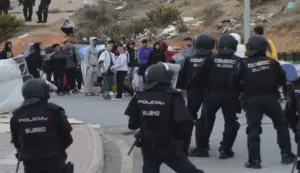 FOTOGRAFÍA. CEUTA, 18 D EOCTUBRE DE 2026. Miembros de la Policía Nacional participan este domingo en una operación para desalojar las naves del Tarajal, en Ceuta, como consecuencia del elevado número de chabolas que se habían ubicado cerca de este espacio. Varias decenas de inmigrantes ilegales marroquíes han huido esta mañana por los montes próximos a la frontera del Tarajal en Ceuta tras la actuación de la Policía Nacional en este entorno, donde se habían acumulado numerosas infraestructuras de personas que entraron ilegalmente en la ciudad a finales de julio. EFE