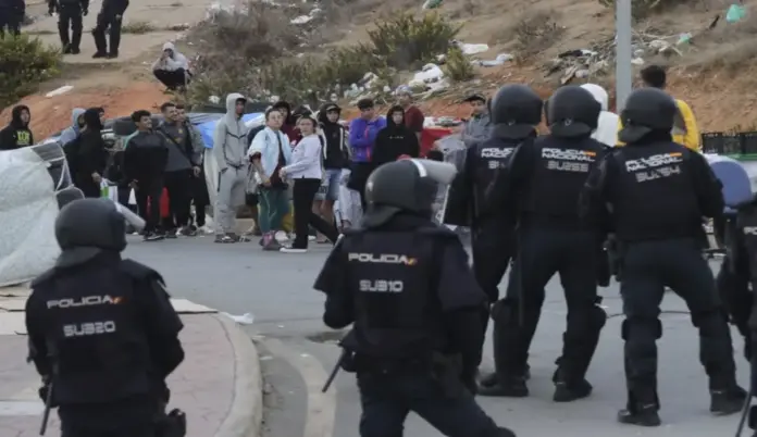 Inmigrantes ilegales huyen por los montes de Ceuta tras la operación policial en El Tarajal FOTOGRAFÍA. CEUTA, 18 D EOCTUBRE DE 2026. Miembros de la Policía Nacional participan este domingo en una operación para desalojar las naves del Tarajal, en Ceuta, como consecuencia del elevado número de chabolas que se habían ubicado cerca de este espacio. Varias decenas de inmigrantes ilegales marroquíes han huido esta mañana por los montes próximos a la frontera del Tarajal en Ceuta tras la actuación de la Policía Nacional en este entorno, donde se habían acumulado numerosas infraestructuras de personas que entraron ilegalmente en la ciudad a finales de julio. EFE