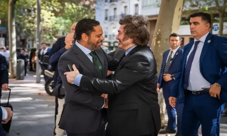 FOTOGRAFÍA. MADRID, 21 DE OCTUBRE DE 2026. El presidente de la República Argentina y líder de la formación patriota La Libertad Avanza, Javier Gerardo Milei, es recibido con un efusivo abrazo por el secretario general de Vox y presidente del Grupo Parlamentario en el Parlament de Catalunya, Ignacio Garriga Vaz de Conceiçao, a las puertas de la sede de la Fundación Disenso. Lasvocesdelpueblo (Ñ Pueblo)