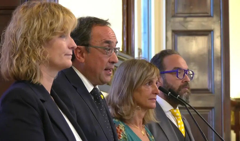 FOTOGRAFÍA. BARCELONA, 01 DE OCTUBRE DE 2026. En una rueda de prensa que ha servido para certificar la impunidad de la que gozan los enemigos de la nación, el presidente del Parlament de Catalunya y dirigente de la facción derechista cobarde y separatista de Junts per Catalunya (JxCat), Josep Rull i Andreu (2i), ha estado flanqueado por la vicepresidente primera de la Mesa, Raquel Sans i Guerra (de la ultraizquierda separatista ERC) (i); la secretaria primera, Glòria Freixa i Vilardell (JxCat) (2d); y el secretario segundo de la Mesa, Juli Fernàndez Olivares (ERC) (d). Lasvocesdelpueblo (Ñ Pueblo)