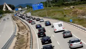 FOTOGRAFÍA. TALAVERA DE LA REINA (TOLEDO), 30 DE OCTUBRE DE 2026. Retenciones y elevada densidad de vehículos en la autovía A-5 a la altura del kilómetro 118 en sentido salida durante un operativo especial de tráfico. EFE