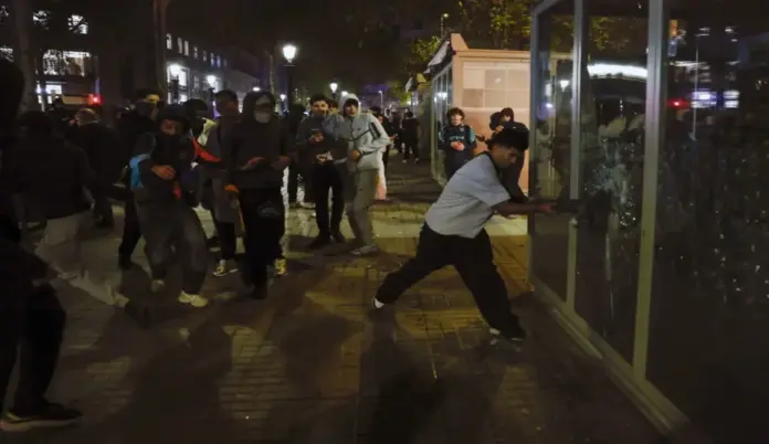 La Fiscalía actúa contra 89 ilegales y radicales por la violencia y saqueos en Barcelona FOTOGRAFÍA. BARCELONA, 25 DE OCTUBRE DE 2026. Los disturbios y saqueos en el centro de Barcelona provocaron graves daños en comercios, destrozo de mobiliario urbano y enfrentamientos. EFE