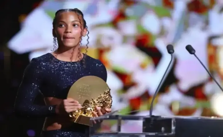 FOTOGRAFÍA. LONDRES, 26 D EOCTUBRE DE 2026. La jugadora del Barcelona Vicky Lopez recibe el premio a a mejor jugadora joven en el London Palladium Londres, Reino Unido. EFE
