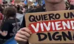 FOTOGRAFÍA. VALENCIA, 19 DE OCTUBRE DE 2026. Detalle de un activista de ultraizquierda reclamando una vivienda digna en un cartel improvisado, obviando completamente la realidad en el terreno: el esfuerzo, trabajo, el ahorro, etc., bajada d eimpuestos y trabas de la administración zurda de La Moncloa para, ahora sí, comprarse una vivienda. Captura vídeo/Lasvocesdelpueblo (Ñ Pueblo)
