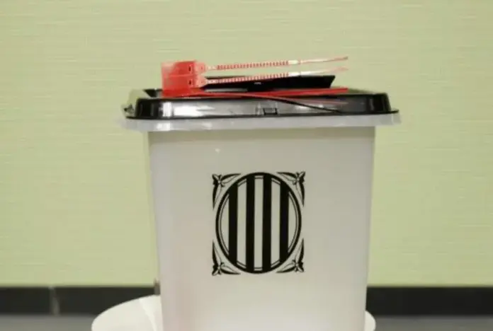 FOTOGRAFÍA. CATALUÑA (ESPAÑA), 01 DE OCTUBRE DE 2017. Modelo de urna que se utilizó en la votación del golpe separatista del 1 de octubre de 2017 (1-O). Efe