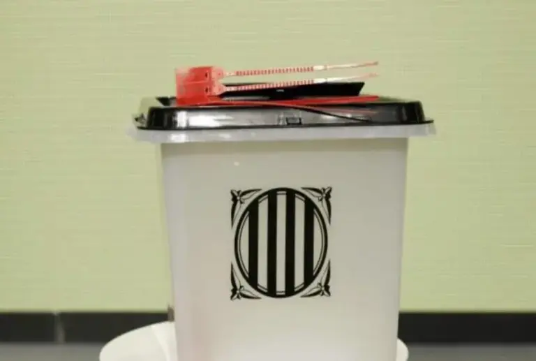 FOTOGRAFÍA. CATALUÑA (ESPAÑA), 01 DE OCTUBRE DE 2017. Modelo de urna que se utilizó en la votación del golpe separatista del 1 de octubre de 2017 (1-O). Efe