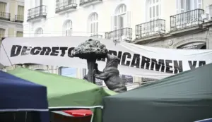 FOTOGRAFÍA. MADRID, 02 DE OCTUBRE DE 2026. Los manifestantes de grupos de ultraizquierda regresan a la plaza Puerta del Sol desde el Congreso de los Diputados tras la votación que ha rechazado los dos decretos sobre vivienda con los que el régimen sanchista socialcomunista intentaba legalizar la expropiación en España. EFE