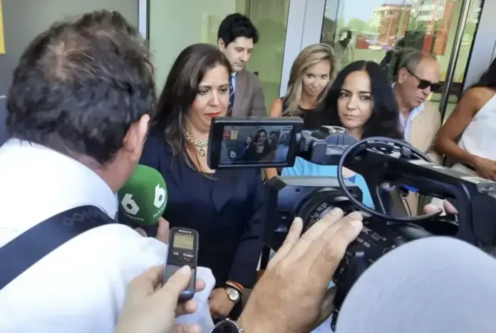La juez Biedma desvela el asedio criminal del PSOE contra sus hijas FOTOGRAFÍA. BADAJOZ, 11 JUNIO 2025. La jueza Beatriz Biedma Rojano (c) atiende a los medios de comunicación durante un paro de la carrera judicial frente a los juzgados, antes de denunciar ante la Audiencia Nacional la asfixiante campaña de seguimientos y acoso ideológico orquestada por la fontanería del PSOE contra su entorno familiar. EFE