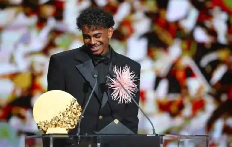 FOTOGRAFÍA. LONDRES, 26 DE OCTUBRE DE 2026. Lamine Yamal, futbolista del Barcelona, recibe e Trofeo Kopa en el London Palladium Theatre, Reino Unido, Londres. EFE