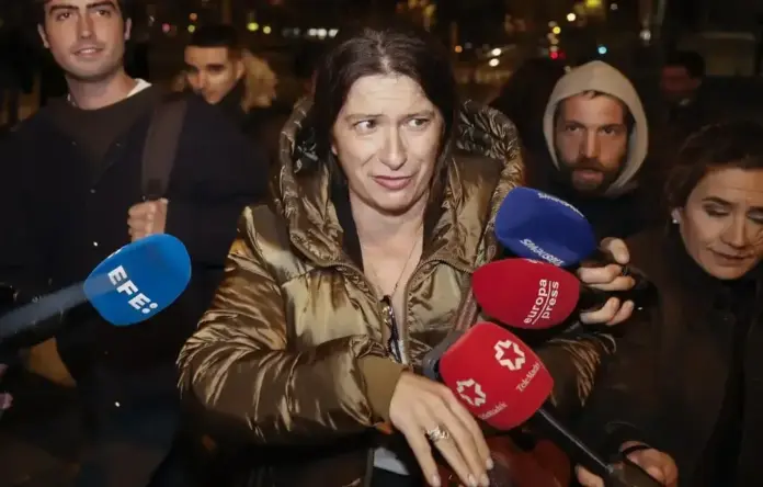 Las cloacas del PSOE encargaron a narcos «eliminar» a la juez Biedma, según la UCO, Leire Díez FOTOGRAFÍA. MADRID, 26 DE NOVIEMBRE DE 2025. La exmilitante del PSOE y cabecilla de la red de fontanería de Moncloa, María Leire Díez Castro, avanza con rostro desencajado, mirada de evidente incomodidad y gesto tenso a su salida de los juzgados de la Plaza de Castilla de Madrid tras prestar declaración obligada en calidad de investigada ante el juez de instrucción. En la imagen, captada en un primer plano de seguimiento periodístico nocturno por los servicios gráficos de la Agencia EFE, se aprecia a la encausada vistiendo un abrigo acolchado de plumas de color bronce metalizado con capucha, rodeada por una nube de informadores y cámaras. En la escena, varios periodistas sostienen micrófonos corporativos de televisión apuntando directamente hacia Díez para recabar sus explicaciones, destacando de izquierda a derecha el micrófono azul con el logotipo de la Agencia EFE, el micrófono rojo de la cadena autonómica Tele Madrid y el distintivo corporativo de Europa Press. En el fondo difuminado, caminan a su lado varios acompañantes y miembros de su equipo de defensa jurídica con capuchas y semblantes serios entre la oscuridad del exterior de los juzgados madrileños. EFE