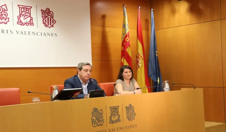 FOTOGRAFÍA. VALENCIA, 06 DE OCTUBRE DE 2026. El portavoz del Grupo Parlamentario Vox en las Cortes Valencianas, José María Llanos Pitarch (i), junto a la portavoz adjunta de esta formación patriota, Ana Vega Campos (d), este martes durante una rueda de prensa en sede parlamentaria. Lasvocesdelpueblo (Ñ Pueblo)