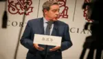 FOTOGRAFÍA. VALENCIA, 07 DE OCTUBRE DE 2026. El portavoz del Grupo Parlamentario Vox en las Cortes Valenciana, José María Llanos Pitarch, atiende a los medios de comunicación antes del inicio de la sesión plenaria este miércoles. Lasvocesdelpueblo (Ñ Pueblo)
