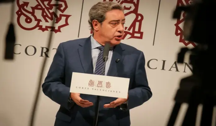 FOTOGRAFÍA. VALENCIA, 07 DE OCTUBRE DE 2026. El portavoz del Grupo Parlamentario Vox en las Cortes Valenciana, José María Llanos Pitarch, atiende a los medios de comunicación antes del inicio de la sesión plenaria este miércoles. Lasvocesdelpueblo (Ñ Pueblo)
