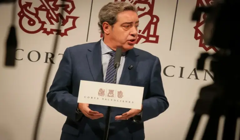 FOTOGRAFÍA. VALENCIA, 07 DE OCTUBRE DE 2026. El portavoz del Grupo Parlamentario Vox en las Cortes Valenciana, José María Llanos Pitarch, atiende a los medios de comunicación antes del inicio de la sesión plenaria este miércoles. Lasvocesdelpueblo (Ñ Pueblo)