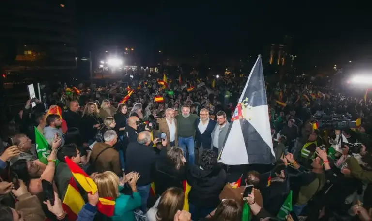 FOTOGRAFÍA. ZAMORA, 27 DE OCTUBRE DE 2026. El presidente de Vox y candidato a la Presidencia del Gobierno, Santiago Abascal Conde, el presidente de la Comisión Gestora Provincial de Vox Zamora y candidato al Senado, Eugenio Blanco Ugidos; el vicepresidente primero de la Junta de Castilla y León y consejero de Desregulación, Familia y Ayudas Sociales, Carlos Pollán Fernández; y cabeza de lista al Congreso de los Diputados por la circunscripción de Zamora, Miguel Suárez Arca, participan en un mitin electora de precampaña en Zamora. Lasvocesdelpueblo (Ñ Pueblo)