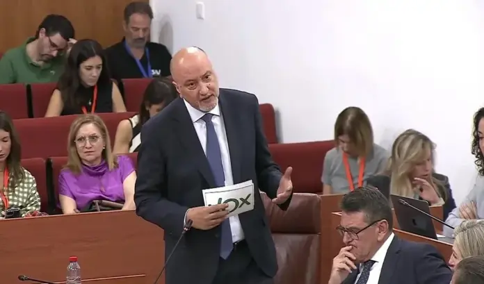 López Olea «Las casas no son para Maricarmen, son para Mohamed» FOTOGRAFÍA. SEVILLA, 01 DE OCTUBRE DE 2026. El portavoz del grupo parlamentario de Vox en la Comisión de Vivienda del Parlamento de Andalucía, Ricardo López Olea. Lasvocesdelpueblo (Ñ Pueblo)
